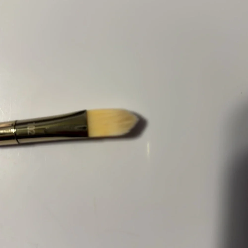 Real Techniques Bold Metals Collection 102 Triangle Concealer Brush